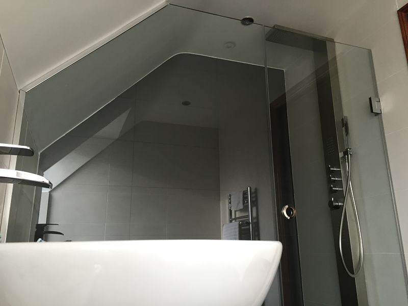 Loft Sloping Ceiling Showers, Bathtub Under Sloped Ceiling Design