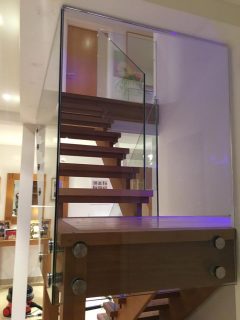 Frameless glass balustrade for staircase